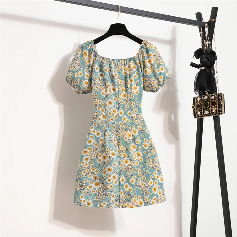 Kurzes geblümtes Kleid